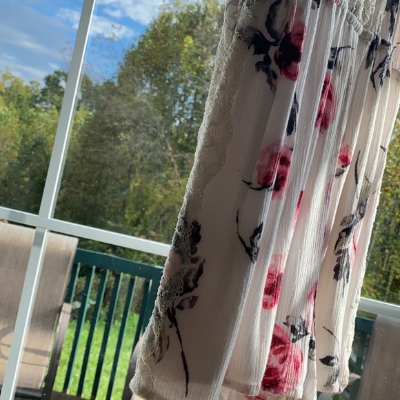 Kendal & Kylie white floral romper - Picture 3 of 8